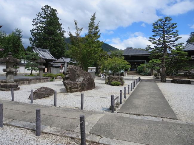 「所沢発日帰りバスの旅」その2です。 昼食を終えて 午後の日程は◎甲斐武田氏の菩提寺として知られる 乾徳山(けんとくさん)恵林寺恵林寺明王殿には武田不動尊と称される不動明王坐像及び二童子像が安置されています。恵林寺は鎌倉時代の元徳2年(1330年)に、甲斐国の守護職であった二階堂貞藤(道蘊)が笛吹川上流の所領牧荘を寄進し、五山派の夢窓疎石を招き開山。二階堂氏邸を禅院としたのが始まりとされます。◎万葉集の歌碑が設置され「令和」話題の公園「万力公園」新元号『令和(れいわ)』の発表後、典拠となった万葉集が脚光を浴び、万葉集の歌碑が設置されている万力公園「万葉の森」が話題となっています。万力公園「万葉の森」は、松、梅、すみれ、彼岸花など万葉集にうたわれた植物が公園内に多く自生していたことから、その植物の歌碑を園内にちりばめ、平成5年万力公園「万葉の森」として開園しました。『令和』は万葉集巻五 梅花の歌三十二首の導入部分「令月にして気淑く風和ぎ」から引用されましたが、公園内には三十二首の一つ「わが園に梅の花散るひさかたの天より雪の流れ来るかも(大伴旅人)」の歌碑もあります。◎山梨県内で最大のワイナリー「マンズワイン勝沼ワイナリー」 見学コースの中でワインの蓋をしているコルクは木の皮から作られていることを学びます。ワインを甘口・辛口・それぞれのコーナーで試飲したのち購入も可能です。ぶどうジュースまで販売しています。◎最後にお馴染み宝石館 ベテランスタッフと雑談してきました。幸いなことに 心配された天気は何とか持ちこたえ、全日程を終えて帰路に就くやいなや土砂降りとなりました。降りしきる雨の中、山梨を午後3時40分出発 を談合坂から小仏トンネルまで断続的に渋滞30キロ。それでも予定より1時間半遅れの午後7時半ちょうど所沢駅東口到着。 都合12時間 走行距離:240kmのバスの旅となりました。注)掲載記事中「恵林寺」については同院公式サイトおよびフリー百科事典『ウィキペディア(Wikipedia)』、「万力公園」については同園公式サイト、各歌の解説は万葉集関連サイトより、「マンズワイン勝沼ワイナリー」については同社公式サイトよりそれぞれ抜粋引用したものです。