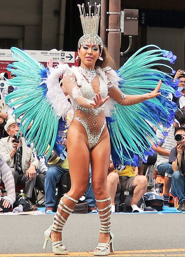 行く夏を惜しんで 浅草サンバカーニバル 東京中日スポーツ <br /> 北半球最大のサンバの祭典「浅草サンバカーニバル」が8月31日、東京都台東区の浅草寺周辺であった。華麗なダンサーらが息の合ったステップを披露し、観客を魅了した。<br /> パレードコンテストには、二つのリーグに計16チームが出場。各チームが「忍者」や「チョコレート」などのテーマを設け、800メートルのコースを40分かけて思い思いに踊り歩いた。最高峰のS1(1部)リーグでは、地元・浅草の「仲見世バルバロス」が優勝し、4連覇を達成した。ほかに、地元小学生のサンバチームなども参加した。<br /> 浅草サンバカーニバルは38回目で、地元の人たちでつくる実行委員会の主催。毎年50万人が訪れる。 2019年9月1日 <br />https://www.tokyo-np.co.jp/article/national/list/201909/CK2019090102000126.html#print より引用<br /><br />浅草サンバカーニバル については・・<br />https://www.asakusa-samba.org/<br /><br />ウニドス ド ウルバナ については・・<br />http://www.unidosdourbana.jp/