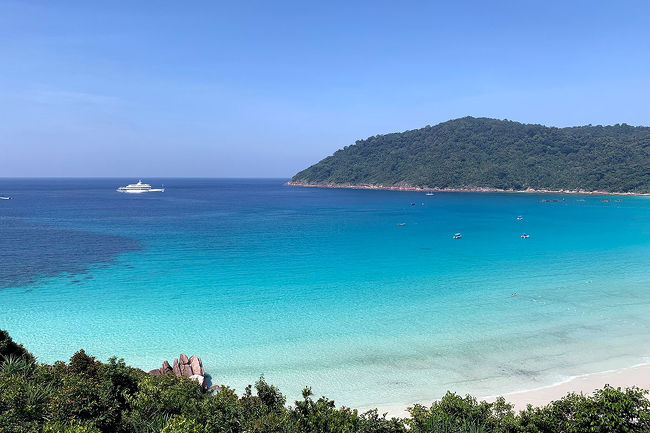 ちょっと遅めの夏休み。<br />マレーシアのレダン島へ行ってきました。<br /><br />できれば、高い!混んでる!のお盆休みは避けたい。<br />今年はお盆休みをずらせるかもー?<br />という曖昧な感じでなかなか夏休みが決まらず…<br />旅行の予定が全く立てられず焦るばかり。<br /><br />やっと休みが決まったのが1ヶ月ちょっと前。<br />KLの航空券がまあまあおトクな感じだったので、<br />取り合えずKLまで取っておいて。<br /><br />なんか時間もないし、いろいろ手配が面倒だったので、<br />KLでだらだらするのもアリかなーと。<br />もしくはペナンとかランカウイでもいいかなー。<br />でも他にマレーシアで行ったことのない島もいいなー。<br />というわけで、行ったことのないレダン島に決定!<br /><br /><br />☆1日目 成田→クアラルンプール<br />☆2日目 KL→レダン島<br />☆3日目 レダン島<br />☆4日目 レダン島<br />★5・6日目 レダン島→クアラトレンガヌ→KL→成田