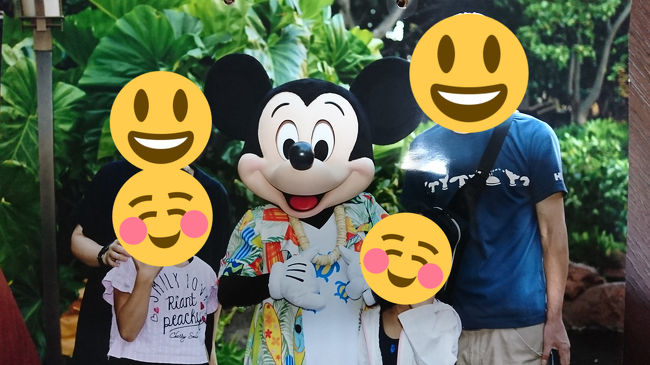 3日目は、早起きしてアウラニ ディズニーに有る、マカヒキレストランでミッキーたちに会いました。<br />マカヒキレストランは、最初に予定を立てた時から行きたくて☆<br />3ヵ月前にネットから、朝7時の予約を入れました。<br /><br />ミッキー達に会った後は、ワイケレ プレミアム アウトレットへ。<br /><br />ワイケレ プレミアム アウトレットでは、最初にインフォメーションへ行って、JCBカードを見せてクーポンブックを貰った方がいいとネットに書いてあったので、インフォメーションへ行くと、JCBでは貰えず。。<br />今はJCBがなくなってしまって、HISやUCカードなど持ってないですか?と言われ( ;∀;)<br />HISの用紙を持っいたので、なんとか頂くことができました。。<br /><br />さて、お目当てのスーツケースとコンバースの靴が割引価格で買えてご満悦。<br />色々ショッピングをしていたら、あっという間に時間が過ぎてしまって。。<br />レンタカーの返却時間になりそうだったので、レナーズのマラサダをいただき、、急いでワイキキに戻りました。<br /><br /><br />