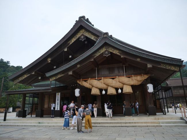 8月19日から8月20日まで一泊二日でお隣島根県への一人旅に行ってきました。<br />旅行の日程は以下の通り。<br />2019.08.19（月）<br />萩市発―出雲市（出雲大社―稲佐の浜―日御碕神社・日御碕―鰐淵寺）―松江市（玉作湯神社<br />―八重垣神社―松江城―ホテル・松江駅前ユニバーサルホテル―宍道湖）―ホテル泊<br />2019.08.20（火）<br />ホテル発―松江市・安来市（大根島・江島大橋―美保関【美保神社・美保関灯台・青石畳通り】）　<br />―帰路―出雲市（国指定史跡 荒神谷遺跡）―大田市（物部神社―石見銀山・羅漢寺 五百羅漢）<br />―萩市着<br />かなりのハードスケジュールですが、まあ一人旅なので我儘もし放題。<br />急変も可能です。<br />時間が書いていないのは、いつも通り、朝起きたら出発、<br />まあ今回も午前3時起きの4時出発でした。<br />1週間前、宿を予約した時の天気予報は晴れだったのに、前日の天気予報を見ると雨、翌日も雨。<br />何とかならないのが天気ですよね。<br />案の定、出発から1時間後には雨が降り出して来ました。<br />当初の予定では、出雲大社に最初に立ち寄る予定でしたが、そのまま進むと午前8時くらいには着いてしまうので大田の石見銀山遺跡に立ち寄ることにしました。<br />とは言え、石見銀山遺跡も午前７時着では開いてませんし、五百羅漢で有名な羅漢寺も開門していません。<br />幸いにして雨は止み、青空が見え始めていたので付近を歩いて早朝散歩して時間を潰し、出雲大社に行き、参拝し、御朱印をいただきました。<br />その後は、稲佐の浜、日御碕と足を伸ばし、日御碕神社で御朱印をいただき、日御碕灯台に登りました。<br />灯台から降りたくらいから、傘が必要なくらいの雨になりました。<br />次の訪問地、鰐淵寺にたどり着いた頃には、ワイパーが効かないくらいの大雨。<br />以降の観光を諦め、ホテルに早々にチェックインしようかと松江方面に車を走らせていると、一畑薬師の看板が見えました。<br />当初の予定には有りませんでしたが、三重にいる叔父さんが目を患っているのを思い出し、治癒祈願のため寄り道をしました。<br />こちらでも御朱印をいただき、お参りをし、叔父さんのためにお守りを求めました。<br />そして松江市内のホテルに着いた頃は、雨も小雨になり明日に少し期待しながら一日目の旅を終えました。<br /><br /><br /><br /><br /><br />