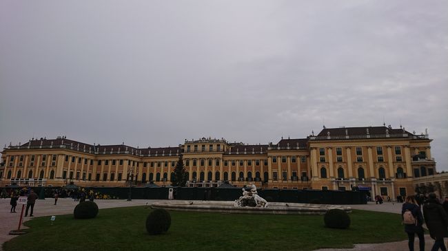 ここ数年、恒例になりつつある秋冬シーズンのヨーロッパ旅行。<br />ネットをポチポチしてたら、たまたまエバー航空のセールを発見!<br />関空発ウィーン往復が7万ちょいだ!!<br />ザルツブルクには行った事があるけどウィーンにはまだ行った事がない。<br />ハルシュタットにいつか行ってみたいと思ってたのでいい機会かな☆<br />って事で、買っちゃいました!<br />Vol.4、現地3日目・1日市内観光、夜は楽友協会編になります。<br /><br />コンサートのチケットは出発の1ヵ月ほど前に日本から直接、楽友協会のHPで購入しました。日本語OKなのですっごい簡単!<br /><br />◆スケジュール<br />1日目:関空17:45発、台北乗継<br />2日目:ウィーン6:30着 → 市内観光<br />3日目:ハルシュタット日帰り観光<br />4日目:市内観光 → 楽友協会19:30~ ←今ここ。<br />5日目:ブラチスラバ日帰り観光<br />6日目:ウィーン12:30発、台北乗継<br />7日目:関空11:55着<br /><br /><br />