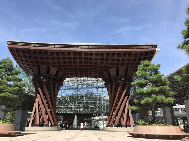 2019年9月6日~8日 2泊3日の夫婦旅です。<br />北陸新幹線で「金沢駅」からはじまり、帰りは「黒部宇奈月温泉駅」を利用。<br />金沢の街を散策し、富山湾を一望できる氷見、秘境の小川温泉、黒部のトロッコ電車を楽しみました。<br />急に決めた旅だったので、新幹線、旅館ともに個別手配です。<br />新幹線は「えきねっと」で予約をし、帰りのみ通常料金の10%割になる「トクだ値」が利用できました。<br />旅館はそれぞれのHPから直接ネット予約しました。