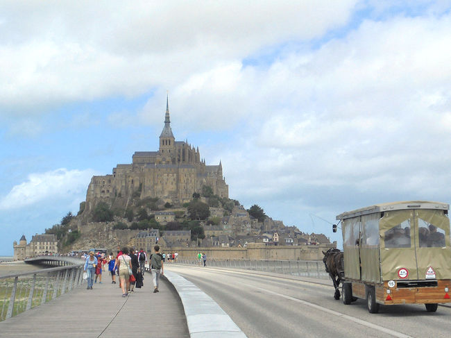 航空券の都合で決まったパリ旅行。モンサンミッシェルはまだ海外旅行をした事がなかった子供の頃、いつか行ってみたいと思っていた場所でした。<br /><br />社会人になってからちょくちょく海外旅行をするようになって、スロベニアのブレッド湖等ヨーロッパ各地の絶景を見たらいつしかその思いは薄れてました。今回も、この後ベルギー方面へ行くのでパリからベルギーとは反対方面、しかも結構距離があるモンサンミッシェルは最初は候補にしていませんでした。<br /><br />しかし、フランスのガイドブックを開いたら当然のごとくまず最初にモンサンミッシェルの写真が。それを見た瞬間、「やっぱり行くかな、日帰りでいけるならなんとか旅程に組み込みめるし」と心変わりしたのでした。