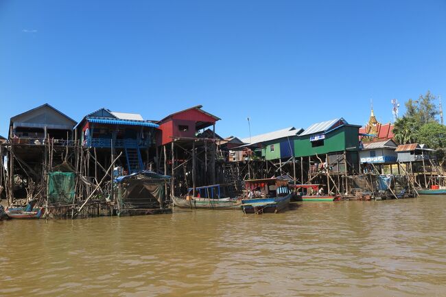 カンボジア３日目はトンレサップ湖にある水上集落のコンポンプルックを訪れました。<br />12月では乾季なので残念ながら水位は低めです。<br />その分、雨季では見られない、道路など陸上生活の様子も見られました。<br /><br />１日目　入国⇒アンコールトム⇒アンコールワット<br />２日目　ベンメリア⇒コーケー⇒プリアヴィヒア<br />３日目　コンポンプルック<br />４日目　シェムリアップ⇒出国
