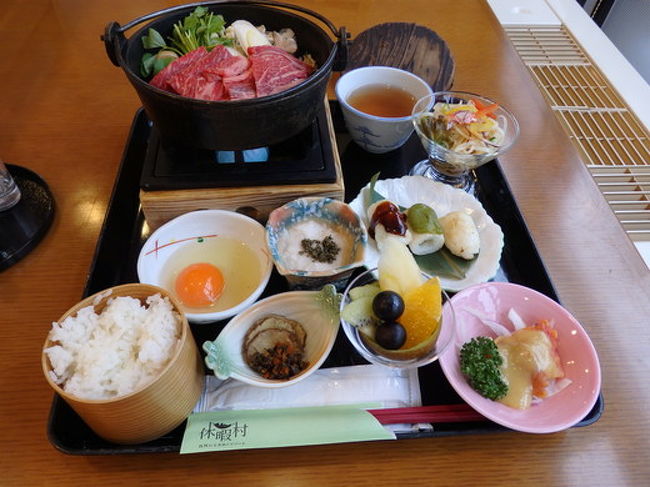 今年2月、有給を取って3泊4日、秋田旅行へ行って来ました。<br /><br />去年春に就職し、旅行する時間など無い忙しい日々が続いていました。<br /><br />2連休すらあまり取れない仕事だったので、その2連休を旅行に使って、疲れを残したまま仕事に突入するのが怖くて、本当に旅行どころではありませんでした(汗)<br /><br />そんな中で入社半年が経過し、有給休暇を取得できる権利を一応得たのですが、なかなか申請出来る雰囲気でもなくて、ずるずる年が明けてしまいました。<br /><br />激務で心身ともに参っていた今年1月、夜遅くに寮に帰ってテレビを付けると、旅番組で雪見温泉が紹介されていました。<br />その温泉地の映像を観た瞬間、入社以来失っていた旅のワクワク感が蘇って来て、「よし、来月は有給を取って温泉でゆっくりしよう!」と決断出来たのです。<br /><br />1か月に1回、あるか無いか通常の2連休。<br />そこに有給をくっつけて、さらに前日は早上がりにしてもらえるように申請することに。<br /><br />無事に申請が通り、これで3泊4日の温泉旅行に行けることになりました。<br /><br />あとは行き先です。<br />あのテレビで観たような雪見温泉に入りたいというのが1番だったので、まずは雪と良い温泉があるところ。<br /><br />そして、毎日飛行機を見る仕事をしていたので、休みの日まで飛行機を見たくないという気持ちもありました。<br />なので新幹線で楽に行けるところ。<br /><br />これを考えた時に、パッと頭に浮かんだのが秋田県でした。<br />秋田は言わずと知れた豪雪地帯で、素晴らしい温泉がたくさんあり、新幹線1本で行けてしまいます。<br /><br />秋田には行った事が無いので、まず1日目は秋田市に泊まって、翌日から温泉に移動することにしました。<br />秋田の温泉と言ったら、まず思い浮かぶのが、有名な乳頭温泉ですよね!<br /><br />乳頭温泉はずっと行きたいと思っていた温泉地だったので、即決でした。<br />宿を予約して、旅行だけを楽しみに仕事を頑張り、当日を迎えました。