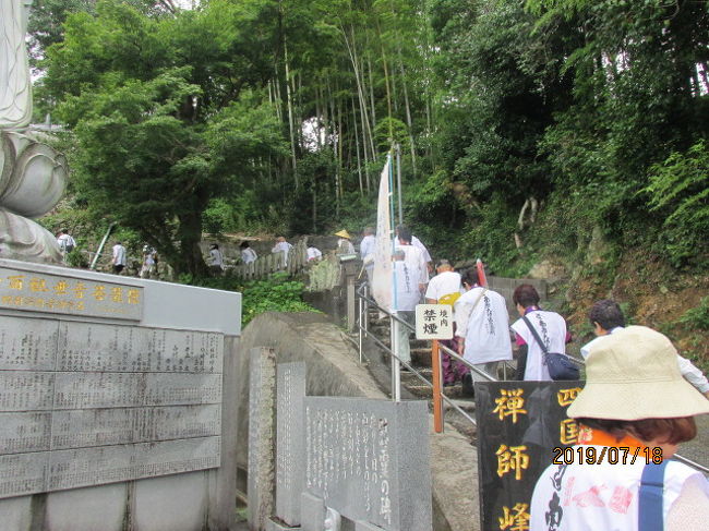 高知お遍路二日目の今日、最初の札所は高知市郊外、南国市にある禅師峰寺。峰山の麓にあり、地元の人には峰寺（みねでら、お峰さん）と呼ばれているようだが、正式の名称は「ぜんじぶじ」。南国市は昨日来た高知竜馬空港があるのと同じ市で、ホテルを出たバスは市電通りを市の中心部、はりまや橋の前を通過し、一旦は空港のある御免駅方向に走るが、直ぐに右折して海の方角、浦戸湾が見える方向に向かい、浦戸湾手前の山間部を走る。<br /><br />トンネルを通り過ぎると、直ぐ近くに浦戸湾が見える。この湾は、奥行きが深く、湖のような袋のような形をしていて、珍しい湾だ。こんな内部まで入り込んだ湾は、自分も過去みたことはない。三陸の大船渡、気仙沼、北陸の敦賀にしても、確かに湾の奥行きは深いが、形はここよりは単純だ。だから津波で大被害を受けたのだが、ここ浦戸の高知はそんな心配はないだろう。<br /><br />時々遠方に高知市街地が見えるが、この辺りは高知近郊とは言え、全くの田舎だ。南国市中心部からも随分と離れている。嘗ての農道がそのまま道路になったような、バスが1台ぎりぎり通れる程の狭い道を入り込み、少し高台に登った先に、大きな駐車場があった。バスを降りて、ここから３０－４０ｍ程高台に禅師峰寺に向かう。駐車場は最近の戦後になって作られたものだが、寺に向かう石段は江戸時代からあるような古い石畳だ。一歩一歩ゆっくり登って、その感触を楽しんだ。