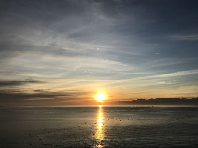 2019年9月6日~8日 2泊3日の夫婦旅です。<br />北陸新幹線で「金沢駅」からはじまり、帰りは「黒部宇奈月温泉駅」を利用。<br />金沢の街を散策し、富山湾を一望できる氷見、秘境の小川温泉、黒部のトロッコ電車を楽しみました。<br />急に決めた旅だったので、新幹線、旅館ともに個別手配です。<br />新幹線は「えきねっと」で予約をし、帰りのみ通常料金の10%割になる「トクだ値」が利用できました。<br />旅館はそれぞれのHPから直接ネット予約しました。