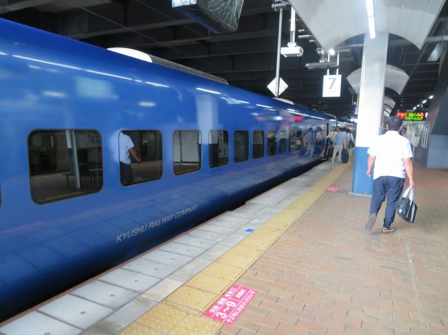 台風１５号に伴う飛行機の欠航で１日遅れとなった福岡入り。<br />元々のこの日の旅程はリセットして、急遽思い立って門司港レトロ地区へ行くことにしました。<br />博多駅から特急ソニックに飛び乗って、小倉駅で普通電車に乗り換えます。<br />終点となる門司港駅。今年３月に大正３年当時の姿への駅舎復元が行われたばかりだそうで、多くの人が訪れていました。<br />