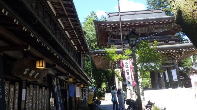 台風の影響で暑くなり35度以上の猛暑の中、揖斐川沿いを気持ちよく下りましたが、仲間のアクシデントがあり、午後から行く予定の紅葉の名所谷汲山と横蔵寺を見て回るのみのツーリングとなりました。お宿は仲間が持つ揖斐峡大橋近くの川沿いにある別荘。標高は高くないが夜は涼しい。