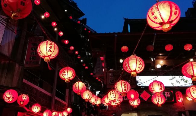 夫・私・次男の3人旅。<br />初めての台湾。<br />高3長男は不参加。<br /><br />出発の数日前に台風11号発生。<br />進路予想を見ると台湾に向かってがっつり来てるけど・・・。<br />まぁ大丈夫かな!<br /><br />8/23(金)<br />22:00成田空港→0:45桃園空港<br />8/26(月)<br />1:50桃園空港→6:15成田空港<br /><br />休みをとらなくて良いようなスケジュールで予約したのでタイトだけど、土日の丸2日、台北と九份を楽しんできました!<br />
