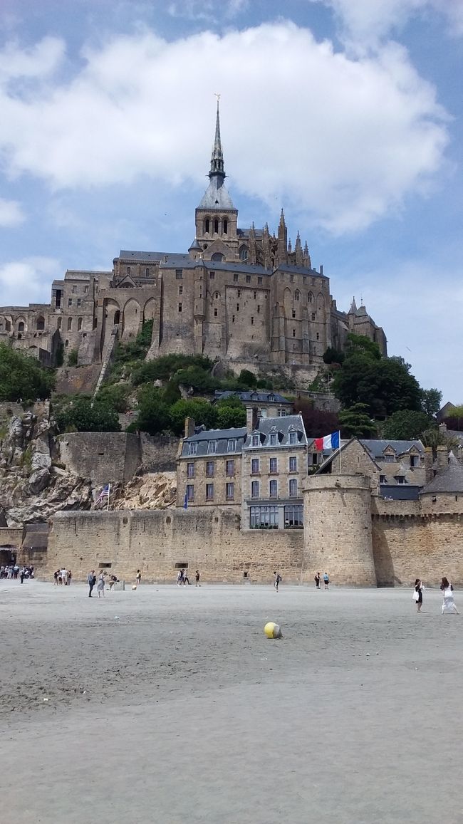 6月22日~29日でフランス・モンサンミシェル&パリ旅行。<br /><br />6月22日(土)JL45にて羽田→パリCDG (空港内シェラトン宿泊)<br />6月23日(日)TGVにてCDG→レンヌ バスにてレンヌ→モンサンミシェル (Hotel Mercure宿泊)<br />6月24日(月)モンサンミシェル滞在 <br />6月25日(火)TGVにてモンサンミシェル→パリ 凱旋門観光 (パリマリオットアンバサダー宿泊)<br />6月26日(水)エッフェル塔&セーヌ川からのパリ観光 <br />6月27日(木)ルーブル美術館 <br />6月28日(金)La Vallee Villageアウトレットショッピング<br />6月29日(土)JL46にてパリCDG→羽田(+1)<br /><br />さかのぼること出発日の330日前の10時少し前から、PCの前にスタンバイし取った特典航空券での念願の世界遺産 モンサンミシェル&パリ観光の旅です。<br /><br />7歳男子、世界遺産や観光地、美術館など興味のないお年頃なので、「つまらない~」「つかれた~」を連発されるかな、と思いましたが、大人ほどではないものの、想定よりも楽しんだみたいで、みんな満足な旅行になりました。<br /><br />*途中写真がないという理由で日程が飛びますが、ご了承くださいませ。