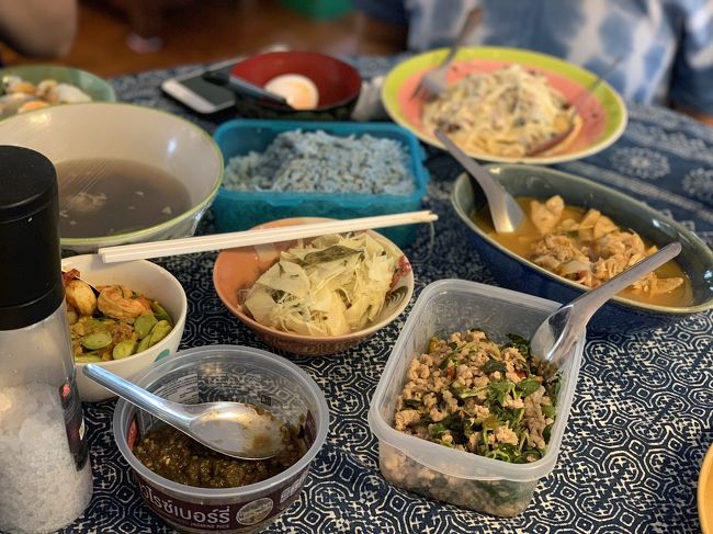 今日は、北と南の珍しい、チェンマイ料理を作ってもらいました。 なかなか、独特の香りと辛い。後、苦い。<br />不思議な味。<br />ほとんどが、アンチエイジングできる、料理みたいなので<br />たくさん、食べました。<br /><br />チェンマイに来たら、食べてみてください。<br /><br />ちなみに今回のお世話になってる学校<br />↓ ↓ ↓<br />http://v-chiangmai.com/<br /><br />興味がある方は、是非。<br />ちなみにここは、女性だけの学校です。<br /><br /><br />