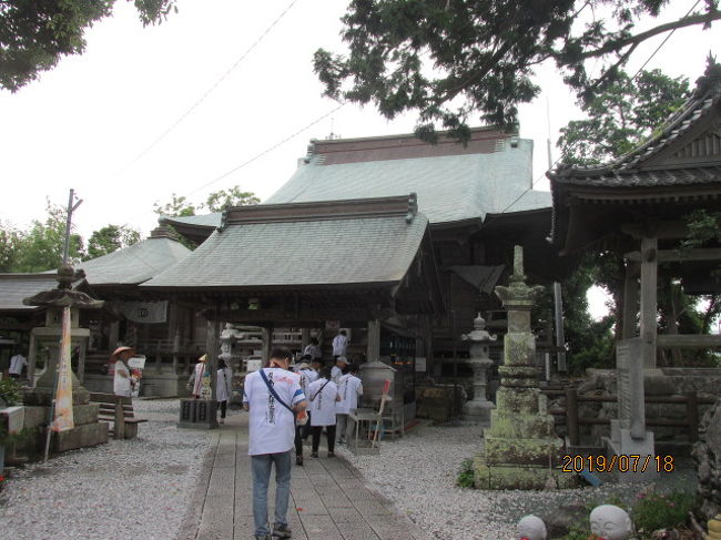 四国霊場第三十二番禅師峰寺も又歴史が古く、由緒あるお寺であるが、寺伝によれば聖武天皇の御代、行基菩薩により創建されたのが始まりと言われ、後、弘法大師がこの寺にやってきて、十一面観音菩薩を彫られ、この寺の御本尊とし、併せ、寺名を禅師峰寺に変えたとのことである。<br /><br />参道の石の階段を上って漸く境内に達すると、山門の手前に不動明王が仁王立ちしている。睨みを利かせている。その少し先に古風な山門があるが、その山門を囲むように、スライス状の石が重なり合っている。頁岩のような柱状節理のような岩の重なり。お寺にしてはかなり珍しい光景だ。こうした中半異様な光景が、ここを神聖な場所として、ここにこの寺が創建されたんか・・。<br /><br />八葉山求聞持院禅師峰寺。この何枚にも重なった柱状節理が八枚の葉、即ちハスの葉に見立てられたのか、山号は八葉になっている。求聞持院とは、大師がこの寺で求聞持法の護摩修養をした故事から来ているようだ。本堂で十一面観音、まか　かろにきゃ　の真言を唱和し、大師堂にお参りし、境内の横、崖の上から目の前の海を見る。高さ８０ｍの峰の山。土佐湾が広々と目の前に開け、ここからは浦戸湾はやや陰になって充分見えないが、直ぐ右下の筈だ。その渚の辺りに桂浜も僅かに見える。晴れ晴れとした見晴らしのよい場所だ。