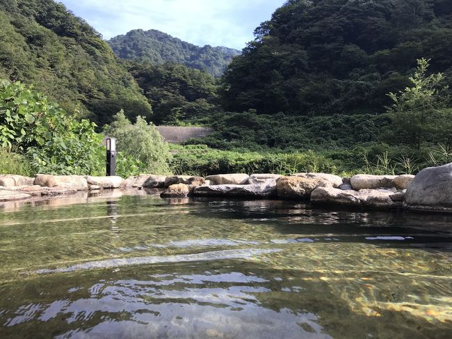 2019年9月6日~8日 2泊3日の夫婦旅です。<br />北陸新幹線で「金沢駅」からはじまり、帰りは「黒部宇奈月温泉駅」を利用。<br />金沢の街を散策し、富山湾を一望できる氷見、秘境の小川温泉、黒部のトロッコ電車を楽しみました。<br />急に決めた旅だったので、新幹線、旅館ともに個別手配です。<br />新幹線は「えきねっと」で予約をし、帰りのみ通常料金の10%割になる「トクだ値」が利用できました。<br />旅館はそれぞれのHPから直接ネット予約しました。