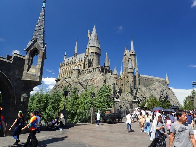 週末を利用して大阪に旅行&10年ぶりにUSJへインパ!<br />1.5デイ・スタジオ・パスを使って、ハロウィンホラーナイトや新しいアトラクションを120%満喫しました。<br /><br />1日目は、10年前に無かったアトラクションを楽しもうということで、「ハリー・ポッター・アンド・ザ・フォービドゥン・ジャーニー」「ミニオン・ハチャメチャ・ライド」「ザ・フライング・ダイナソー」「シング・オン・ツアー」を第一目的にインパです。<br /><br />参考にしていただけるよう、パーク内で購入したものは、購入当時の値段を表示しています。