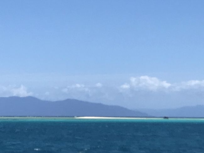 トリニティビーチ、ビーチドームに滞在して3日目。<br />今日はグレートバリアリーフを見に行きます。<br /><br />日本であらかじめ決めていた、Reef Datripperのヨットでウポルケイへ。<br /><br />ウポルケイにした理由は、砂の島を見てみたかったから。<br />ミコマスケイも検討しましたが、船酔いが心配な息子達、鳥の大群が怖い私。<br />ミコマスケイより近くて、鳥の大群がいない、ウポルケイに決定！<br /><br />色んな会社がグレートバリアリーフのツアーをやっているみたいで、私はヨットに乗りたいなと思っていたので、コスパも良いこちらに決めました。<br /><br />モーニングティー、ランチ、アフタヌーンティーのシャンパンとフルーツとチーズが付いてきて、<br />更にシュノーケリング道具をかしてもらえて、<br />家族4人で405ドル。<br /><br />他のツアーは1人200ドル前後が多かったので、お得に楽しめました。<br />