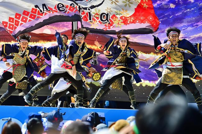 名古屋の夏の風物詩<br />東海最大の踊りの祭典「にっぽんど真ん中祭り（略称：どまつり）」。<br />メインステージと大津通りにて、歩き回り、思うまま撮る・<br />　　　　　　　　　　　　　　　　　　　　　その他、色々、etc。<br /><br />第21回にっぽんど真ん中祭り　　<br /><br />開催期間 　　　2019年8月22日～25日　 。<br />開催場所 　　　名古屋市　久屋大通公園会場を中心に23会場<br />交通アクセス 　久屋大通公園会場/地下鉄東山線「栄駅」から徒歩4分、<br />　　　　　　　　その他各会場/ＪＲ「名古屋」駅から地下鉄・名鉄・<br />　　　　　　　　ＪＲ線・あおなみ線乗り換え～各会場へ<br />主催 　　　　　公益財団法人にっぽんど真ん中祭り文化財団<br />問合せ先 　　　公益財団法人にっぽんど真ん中祭り文化財団　<br />　　　　　　　　　　　　　052-241-4333　info@domatsuri.com<br />ホームページ https://www.domatsuri.com/<br /><br />　　　　*******************+++++++++**********************<br />第21回にっぽんど真ん中祭り　　（1）<br />　　去年の「どまつり大賞」どまつりダンスチーム”kagura”<br />　　そして、我が郷土の. よさこい鳴子踊りチーム 半布里を中心に。<br />　　　　　　　https://4travel.jp/travelogue/11536936<br />第21回にっぽんど真ん中祭り　　（2）<br />　　尾張国一之宮. よさこい鳴子踊りチーム 常磐『花筐』<br />　　YOSAKOIソーラン祭り/ よさこい鳴子踊りチーム<br />　　北海道大学”縁”.The日本海&amp;北國新聞.平岸天神を中心に。<br />　　　　　　　　https://4travel.jp/travelogue/11537298<br />第21回にっぽんど真ん中祭り　　（3）<br />　　メインステージと大津通りにて、思うまま撮る・<br />　　　　　　　　https://4travel.jp/travelogue/11541342