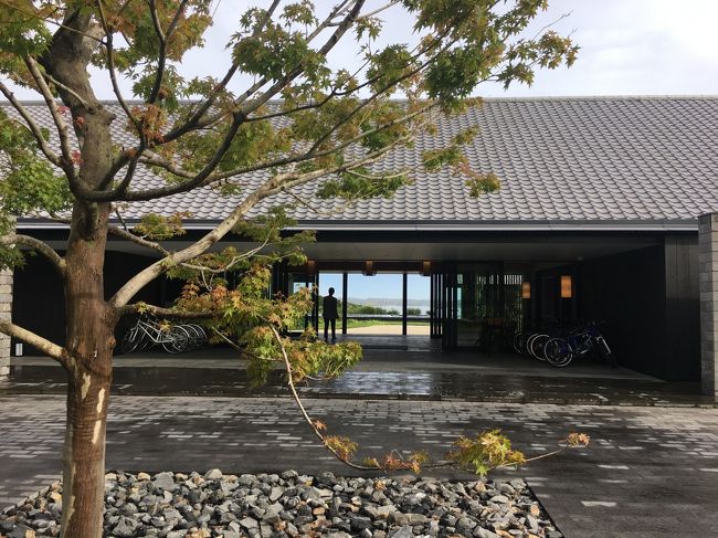 3年前にアマンキラに行ってからアマンの波が来ています。<br /><br />インドネシア、スリランカと熱帯地方らしいゆるい雰囲気と直線的で端正なデザインの建物とに癒されましたが、アマネムを訪れるにあたり果たして日本のリゾートとしてのアマンはどうなのかなと少し思っていました。だって、日本にあって日本家屋に泊まるんですよ。<br />でもアマネムでその答えとなるような不思議な体験をしました。<br /><br />滞在２日目スタッフの方と話をしていた時のことでした。<br />普通に日本語で話しているのですが、その言葉の意味がそのまま意識に上ってくるのではなく、異言語を聞いてそれを頭の中で日本語に翻訳した時のような感じで意識に上ってくるのです。分かりにくいですが今までにない感じでした。<br /><br />その解釈ですが、アマネムの雰囲気が関係しているのかなと思います。<br />建物は確かに日本的ですが、そこに使われているバランス感覚というかデザインの言語（あくまで自分が感じた、ですが）は海外のアマンにとても似ていて、アマネムではたまたま伝統的な日本建屋の形として表現されている、ような気がしました。設計が故ケリー・ヒル氏ということもあると思いますが。<br />だから日本にいて日本的な建物に泊まっているのに海外のアマンがデジャブして、それが日本のものとは感じられない、言ってみれば「ジャパン」として感覚に飛び込んでくるので、一瞬海外にいるような感覚になったのではないかと。単にアマンに来れてボーとなってただけかもですけどね。<br /><br />そしてスタッフの方々はフランクですが丁寧な方ばかりでした、また海外と違い言葉の壁はないので緊張せずにホスピタリティーを感じることができました。皆さんアマンが好きなのか、各国のアマンリゾートに行かれた時の話などを聞くのが楽しく、共通の話題として盛り上がれるのが意外な発見でした。<br /><br />ということで実際旅をして感じたのは「同じアマンの空気」でした。