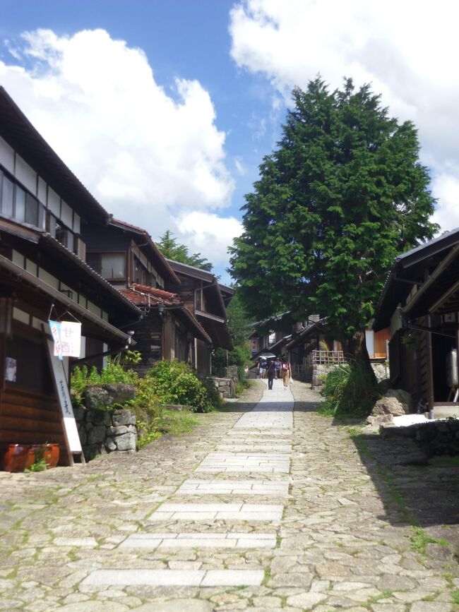 どこかに行きたいけど、今年の夏はなんだかウダウダしてる内に<br />過ぎてしまいそう。 イカン! 今すぐどっか行こう!<br /><br />ということで、前から一度行ってみたかった木曾路へ。<br /><br />いかんせん準備不足、不本意ながらもお手軽パック旅行を選択。<br />行き返りバスで、宿泊もついてる。 さあ、これで後はぜーんぶ<br />人任せでラクチンと思っていたら・・・