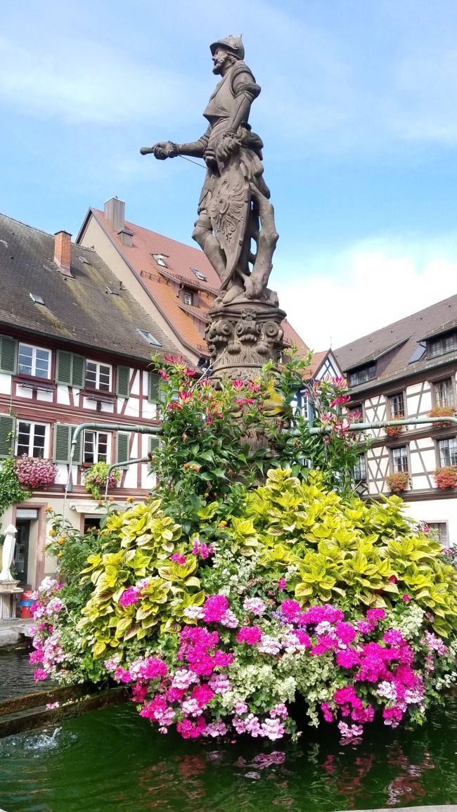 Strasbourgを拠点の今回の旅、電車でわずか1時間弱のGengenbach。<br />ここも、○メラちゃんさんの紹介で知りました。<br />一番有名なのはクリスマスアドベントカレンダーです。<br />自転車や、オートバイで訪れている人も多い。<br />ここも、のんびりした小さな街です。<br />
