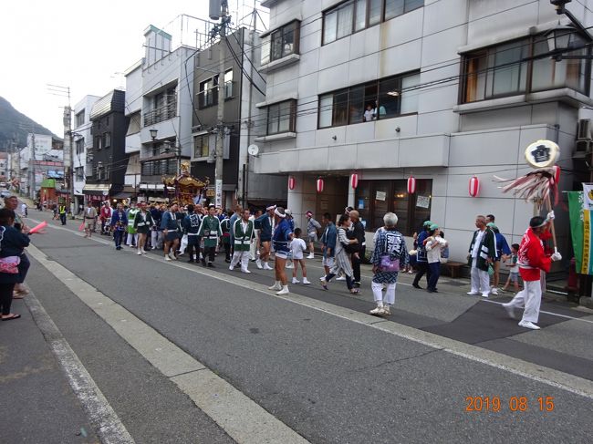 毎度夏休みに出かけている、普通の家族旅行記でございます。<br /><br />今年は、私以外の家族が行っていないところに行こうということで、四国に行くことにしていて、宿や飛行機の予約、その他諸々の準備をしておりました。<br /><br />ところが・・・<br />出発当日にやってきやがった「台風10号」。<br />私たちがまさに四国に行く時間帯に、台風がその四国に上陸して、飛行機も欠航、鉄道も計画運休。<br />突然のキャンセルとなってしまいました。<br /><br />そこで、急遽予定変更。<br />台風から逃げる方向のどこかに行こうということで、我が家よりも北方向の上信越方面に出かけることにしました。<br />お盆の真っ最中でしたが、うまい具合にまだ空室があった宿がありましてね。<br />たぶん、台風で自粛してキャンセルがあったところに入り込んだだけだと思いますが。<br /><br />1日目は、新潟県の越後湯沢に向かいます。<br />子供達にとっては初めての新潟県、私も「自分で車を運転して」新潟まで行くのは初めてです。