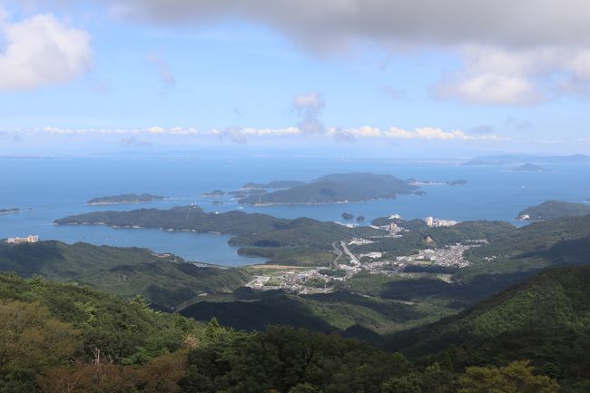 今年は令和元年。この記念すべき年にぜひお伊勢参りをしたいと、定期的に京都旅をしている友人と話をしたのが春先の頃。<br />せっかく行くなら、「古代からの習わしに沿った順序でお参りしよう」となり情報収集すること数ヶ月。ちょうど希望通りに参拝できるツアーを発見。その上、観光特急に乗って伊勢まで移動するという、非日常感満載の魅力的な内容に惹かれて早速申し込みました。<br /><br />　伊勢の神秘的な空気と美しい海・山の景色を味わいながら、１泊２日でゆったりと４ヶ所を参拝。心身ともに清らかな気持ちになって帰ってきました。<br /><br />1日目：<br />大阪難波駅10:40～（近鉄特急「しまかぜ」）～伊勢市駅12:16：～夫婦岩・二見興玉神社～伊勢神宮・外宮～志摩泊（Hotel &amp;Resorts ISE-SHIMA）<br />２日目：<br />ホテル8:30～伊勢神宮内宮・おかげ横丁～朝熊岳・金剛證寺～吉野駅16:04～（近鉄特急「青の交響曲」）～大阪阿倍野駅17:22<br />