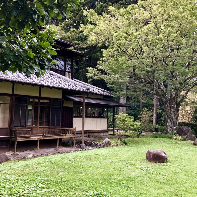 三連休を利用して、初秋の箱根へ。<br />以前から気になっていた、箱根 翠松園に泊まります。<br /><br />9/15(日)<br />新宿 ロマンスカー12:20→箱根湯本 13:44<br />箱根湯本 13:51→小涌谷 14:28<br /><br />箱根 翠松園 一泊<br />コンフォートスイート メゾネット<br /><br />強羅花壇<br />ランチ利用<br /><br />9/16(月)<br />彫刻の森 14:25→箱根湯本 15:04<br />箱根湯本 15:13→小田原 15:29<br />小田原 新幹線15:42→品川 16:09<br />