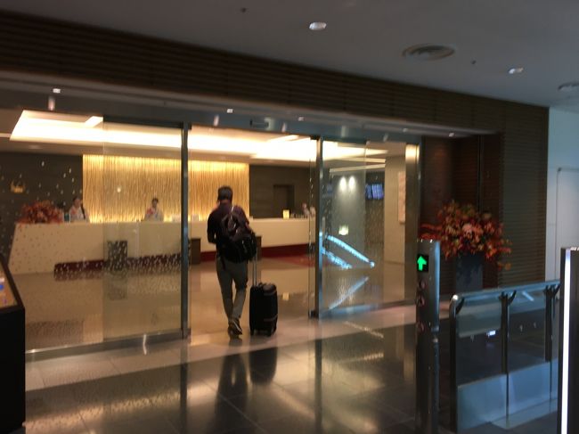 JALエコノミーで香港へ行く際に立ち寄った羽田空港ファーストクラスラウンジです。<br />近々改装されるという話もあるようですが、十分上品なラウンジを堪能させてもらいました。<br /><br /><br />