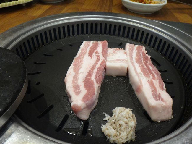 食事難民気味のチュソクの釜山旅行記最終回。<br /><br />3日目はチュソクの振り替え休日で<br />朝はまたダメ元でチュンアンシクタンに行ってみたら<br />なんとうれしいことに通常どおり営業していて<br />実においしいテグタンを食べることができました。<br />午後にしつこくもう一度ハドンチブに行ったらやっぱりやってなくて<br />代わりにマッチャンドゥルワンソグムクイでサムギョプサルを食べて<br />最後はやっぱりキムチチゲで締めたいということでオクチョンテジクッパに行きました。<br /><br />写真はマッチャンドゥルワンソグムクイチャガルチ店で食べたサムギョプサル。<br />人気店だそうで若干高めですが<br />お肉はさすがにおいしかったです。