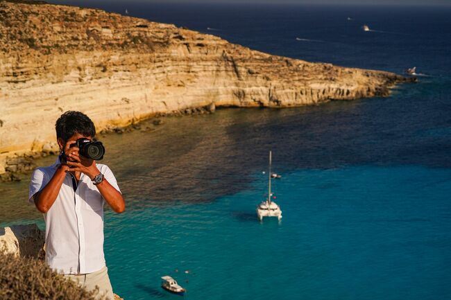 La verità dell'isola di Lampedusa.<br /><br />C'era uno scenario più spettacolare di quanto avessi immaginato.<br />Volevo essere di più.<br />È stato l'estate dell vacanze esotiche e avventurose.<br /><br />全くの未知なるLampedusa島、素晴らしい旅となりました。<br />16回目のイタリア。<br />過去にない過酷なプライベート旅行になりました。<br />断崖の島の北部、海の透き通る青さに腰を抜かしました。<br />ヘルメットのまま。<br />私達が滞在中は、オープンアームスも浮かび、リチャードギアも難民センターに滞在中。<br />こんな旅を忘れる事が出来ますでしょうか?<br />内容は後日、詳しく掲載致します。<br /><br />