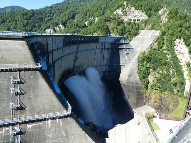 秋にはまだ少し早い、緑鮮やかな立山黒部アルペンルートを訪れました。<br />長野県大町市側の扇沢から、立山を望む室堂までの往復ルートです。<br />この日は見事な晴天！<br />雄大な山々と青空、緑色の木々がとても美しく、最高の一日になりました。