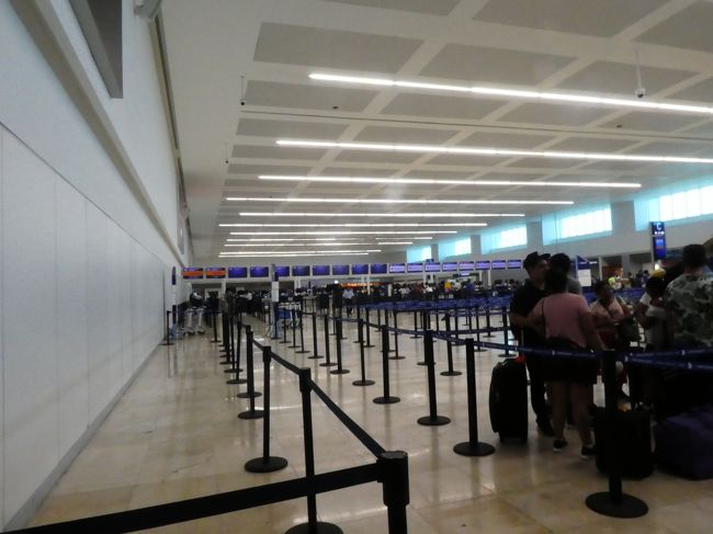 あっという間に帰国の日です。<br />カンクン→メキシコシティ→成田のフライトですが、LCCなので旅行会社から最初提案のあった便だとトランジットに不安があったのでカンクン→メキシコシティを1便早めて貰いました。時間通りだとメキシコシティで5時間程の乗継時間になりますが、心配性なので焦るよりは待つよー!<br />