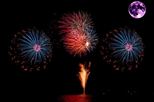 7月20日(土曜日)~21日(日曜日)に予定していました「宇佐市みなと祭り」が台風の影響で延期され、去る9月14日~15日に開催されました。<br /> 花火大会は、一日遅れとなった中秋の名月に見守れながら、長洲漁港で14日に開催されました。