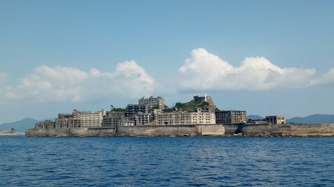 夏の終わりの長崎旅行を楽しんできました。ずっと天気が良くてとにかく暑かったけど、空と海の青さ、夕陽や朝日の輝きなどを存分に味わえました。<br /><br />1日目 羽田→長崎 <br />2日目 長崎→福江島<br />3日目 福江島→福岡→羽田 <br /><br />①は1日目の軍艦島クルーズ、グラバー園(ビアガーデン)に行った長崎市内編です。