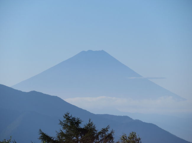 ホテルの前まで連れて行ってくれるバスを見つけました。便利。出かけましょ。