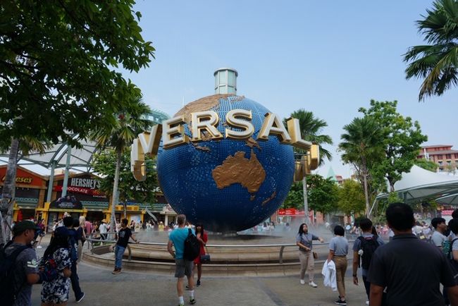 シンガポール二日目、ユニバーサルスタジオシンガポールに行ってきました。今回の旅行の目玉です。涙あり笑いあり、USSを堪能しました。アトラクションの所感を、大人と娘(6歳)の視点で書こうと思います。<br /><br /><br /> と、言うことで、ユニバーサルスタジオシンガポールです。娘と嫁は、人生初ユニバ。私は10年くらい前に友人とUSJに一度だけ行ったことがありますが、ほぼ記憶なし(笑)ま、USSは初めてなので、初ユニバみたいなもんですね。<br /><br /> ちなみに、ハードロックホテルでユニバのチケットが少し安く購入できます。我々は前日夜にチケットを購入しておきました。これで次の日の朝、チケット購入で並ばずに済みますしね。<br /> <br /> と、ユニバのチケット購入の際、「これがシングリッシュか~・・・?」という出来事が。<br /><br /> 私「ユニバのチケット購入したいのですが。」<br /> ホテルスタッフ「(チケット料金表を見せて)どれですか?」<br /> 私「ユニバのチケット、大人2枚と子供1枚お願いします。」<br /> ホテルスタッフ「Room check?」<br /><br /> ん?Room check?今カードで支払いたいんだけどな・・・<br /><br /> 私「今カードで払えますか?」<br /> ホテルスタッフ「No, room check only, OK?」<br /><br /> ほー、Room check onlyですか~・・・つまり、「Room check?」は、「Room check(onlyだけどよろしいですか)?」が隠れていたわけですね・・・って、わかるかー!<br /><br /> こ、これがシングリッシュか・・・<br /><br /> 妙な納得感を得つつ(?)、チケットをゲットした我々。ホテルから徒歩でUSSに向かいます。