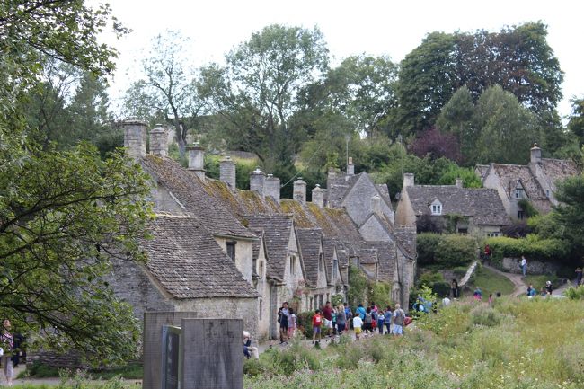Cotswolds(コッツウォルズ)はイギリス中央に広がる丘陵地帯の総称で、緑の丘や昔ながらの景観を残す村々が点在し、特別自然美観地域に指定されている場所です。<br />コッツウォルズ地方の端にあるチェルトナムの友人(19年前のシンガポールの会社での同僚)を訪ねて行き、Cotswoldsの8つの村に連れて行ってもらいました。<br /><br />Bourton-on-the-Water(ボートン・オン・ザ・ウォーター)<br />Stow-on-the-Wold(ストウ・オン・ザ・ウォルド)<br />Moreton-in-Marsh(モートン・イン・マーシュ)<br />Chipping Camden (チッピング・カムデン )<br />Broadway(ブロードウェイ)<br />Winchcombe(ウィンチカム)<br />Bibury(バイブリー)<br />Burford(バーフォード)