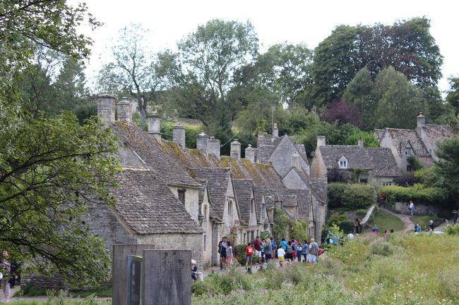 Cotswolds（コッツウォルズ）はイギリス中央に広がる丘陵地帯の総称で、緑の丘や昔ながらの景観を残す村々が点在し、特別自然美観地域に指定されている場所です。<br />コッツウォルズ地方の端にあるチェルトナムの友人（19年前のシンガポールの会社での同僚）を訪ねて行き、Cotswoldsの8つの村に連れて行ってもらいました。<br /><br />Bourton-on-the-Water（ボートン・オン・ザ・ウォーター）<br />Stow-on-the-Wold（ストウ・オン・ザ・ウォルド）<br />Moreton-in-Marsh（モートン・イン・マーシュ）<br />Chipping Camden （チッピング・カムデン ）<br />Broadway（ブロードウェイ）<br />Winchcombe（ウィンチカム）<br />Bibury（バイブリー）<br />Burford（バーフォード）