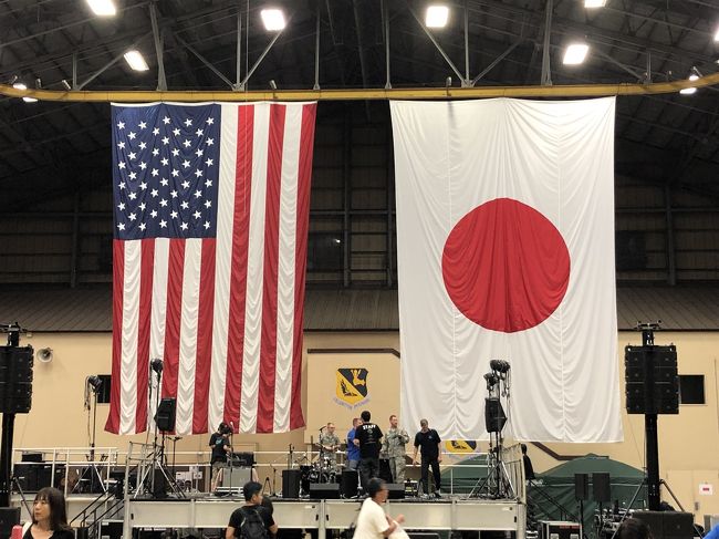 今年も秋恒例の横田基地友好祭にお邪魔して<br />きました。昨年の悪天候から一転、時折日差し<br />が強くなるものの適度に雲があり過ごしやすい<br />2日間でした。<br /><br />今年は想定外の！？航空機のデモフライトが<br />あり大興奮（笑）<br />福生の宿をベースに2日間、一番近いアメリカ<br />を満喫してきました。