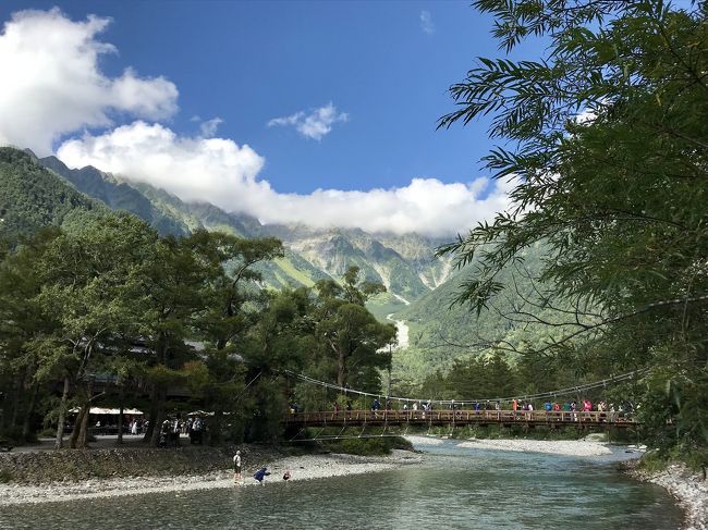 はとバスツアーで上高地と乗鞍へ行ってきました!<br />1泊2日のバスツアーです。<br />GWに初めて訪れ、すっかり気にいった上高地。<br />その時は、途中から吹雪になり河童橋より先に進めなかったので、リベンジもかねて。<br /><br />今回は天候にも恵まれ、青い空に透き通った河、そして山々を存分に楽しんできました~♪<br /><br />1日目は上高地です。<br />自由散策では、前回行けなかった、河童橋から明神池までをトレッキング。<br /><br />そして、はとバスツアーは初めてだったのですが、高速道路の移動中にもガイドがあったり、温かいお茶のサービスがあったり、今までのバスツアーの中でも最高のおもてなしでした。<br /><br />さすが老舗のバスツアーです。<br />少しお値段高い印象もありますが、おもてなしが最高過ぎて、次回からはとバス中心にツアー探そうかなー、と思いました!<br /><br />ツアー日程は以下です。<br /><br />【1日目】<br />新宿駅西口 (7:00発) <br /> ↓ 中央道・長野道 <br />上高地自由散策 (約3時間)<br /> ↓ <br />奥飛騨温泉郷 (16:30頃着)<br />奥飛騨ガーデンホテル焼岳泊<br /><br />【2日目】<br />【出発前のオプショナルツアー(別料金)】<br />新穂高ロープウェイ (ホテル8:00頃発 → 10:30頃着 ) <br /> ↓<br />奥飛騨温泉郷 (10:30頃発) <br /> ↓乗鞍スカイライン<br />乗鞍・畳平(自由散策)<br /> ↓<br />乗鞍エコーライン<br /> ↓<br />新宿駅