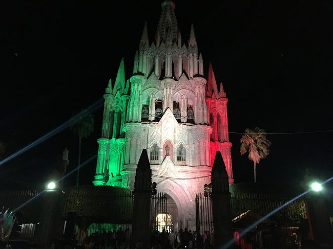 9月16日はメキシコの建国記念日です。<br />祝日なので日本と同じく三連休。<br />バスで行ける範囲でサン・ミゲル・デ・アジェンデに行ってみました。思っていた以上に素晴らしい街並みでした。ちょうど建国記念日前でもあり街は更に盛り上がっていました。日本では全く聞かない街の名だと思いますが結構いいです。きっと先々人気が出るのでは
