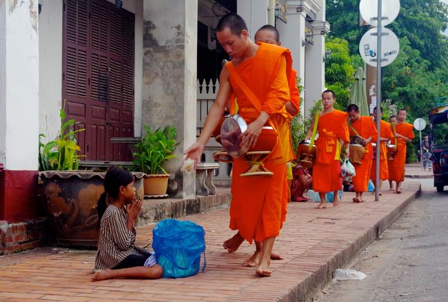 5年越しの夢を叶え、2019年9月、ラオスの古都ルアンパバーンに夫婦で旅をしてきました。<br /><br />今日はラオス滞在最終日。<br />まだ行けてない観光スポットをしっかり抑えつつ、2日間忙しく駆け回っていた疲れを、ホテルプールとスパで癒します。<br /><br />まずは、ルアンパバーン名物の托鉢見学からスタートです。<br />実は昨夜、ホテルの方に朝托鉢が行われるスポットに送ってくれないか相談していました。しかし、寄進用のカオニャオ付きで1人当たり10ドルと言われ、悩んだ末、結局無料の自転車を借りて自力で漕いで街まで出ることに...<br /><br />時刻はAM4:30。辺りはまだ真っ暗な中、托鉢が盛んに行われるサッカリン(Sakkaline)通りへと向かいます。<br /><br />【旅程】<br />□9/6 成田発→ハノイ経由→ルアンパバーン着<br />□9/7 ルアンパバーン観光(朝市・寺院巡り・スパ・ナイトマーケット)<br />□9/8 ルアンパバーン郊外観光(象乗り・パークウー洞窟・クアンシーの滝)<br />■9/9 ルアンパバーン観光(托鉢・プーシーの丘・UXO・スパ)→ハノイ経由→(機中泊)<br />■9/10 →成田朝着<br /><br />※ 2019年9月現在、10,000kip=約130円で換算しています。