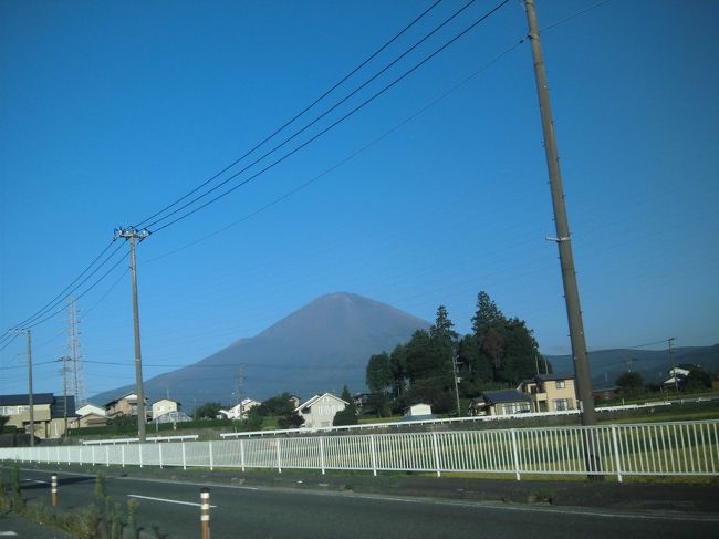 小田原の友人に 連休なにしてると 連絡すると 暇だと<br /><br />ならば何処かにドライブしないかと言うと 了解と<br /><br />話がきまり 小田原まで 夜行バスで向かい<br /><br />早朝からの 一泊二日の長野の旅になりました<br /><br />先ずは富士山と山梨県から