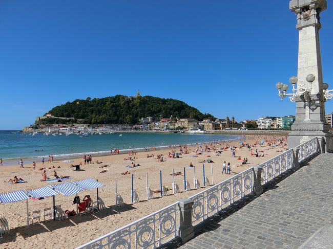 スペイン語はもちろん、英語もほとんど話せない女2人で初のスペイン旅行をしてきました。<br />旅慣れていない我々でも非常に楽しく快適に過ごすことができたので、「サンセバスチャンに行ってみたいけど不安だな。」と思っている方に是非見て頂きたいと思います。<br /><br />何を隠そう私自身がめちゃくちゃ不安で、出発前から憂鬱で内心行きたくないと思ったほどでした。<br />何が不安って<br />・現地の言語が堪能でない人とヨーロッパに行くのが初めて。そして自分自身も日本語以外全くダメ=現地でのコミュニケーションが不安<br />・トランジット(乗り継ぎ)が初めて=乗り継ぎの仕方がわかるか不安。ロストバゲージに遭わないかとても不安<br />・スペインに行くのが初めてのくせにあまり綿密に下調べをしていない=どういう土地なのかほとんど理解していない点が不安<br /><br />というわけで総合的に不安ばかりで、何故スペインに行きたいと思ったのか不思議なほど憂鬱でした。<br />他にも、バル巡りをしたいがバルでの作法が全くわからないとか、色々不安はありました。<br />サンセバスチャンに特化したガイドブックがほとんど無く、私が行く直前にサンセバスチャンを旅行した友人に勧められたガイドブックを持って行きました。<br />いつも通り海外旅行保険に入るとか、最低限のリスクヘッジはして行ったつもりでしたが、「旅を楽しめるか」についての期待値はほぼゼロの状態でした。<br />しかし結論、全ての不安を現地の人があたたかく払拭してくれました。<br /><br />サンセバスチャン、本当にオススメです!夢のように楽しい旅でした!!<br /><br />①の概要:2019年9月1日日本出発(現地到着は9月2日)<br />羽田空港からパリへ(飛行機:エールフランス)<br />パリからビルバオ空港へ(飛行機:エールフランス)<br />ビルバオ空港からサンセバスチャンへ(バス)<br />ビーチで遊ぶ<br />バル巡り