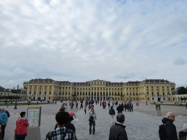 １週間ドイツとオーストリアに行って来ました。今回は一人旅ではなく家族旅行ですので、前回とは若干テイストが異なっております。<br />１日目は早朝にウィーンに到着した後、シェーンブルン宮殿などを観光しました。<br /><br />9/8：ウィーン<br />9/9：ウィーン→ミュンヘン<br />9/10：ネルトリンゲン<br />9/11：ノイシュバンシュタイン城<br />9/12：ダッハウ、ミュンヘン<br />9/13：ミュンヘン→ウィーン<br />9/14：帰国