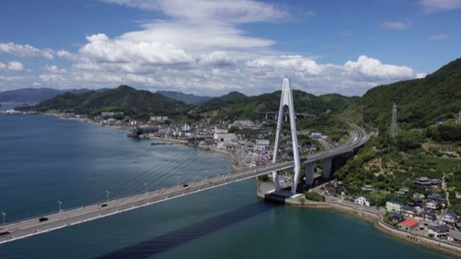 しまなみ海道を愛媛側から次々と島めぐりをして、生口島まできました。<br />ここには生口橋があり、先の多々羅大橋につづいての斜張橋(ワイヤーが放射状に伸びる)です。規模としては日本4位という大きな橋です。<br />島に降りてまずはフライトで近くまでいって見学しました。<br />国内4位の大きさ。さすがに遠くからでも巨大さがわかりました。<br />それにしても真夏のしまなみ海道、太陽がジリジリ暑くて早く冷房の効いたクルマの中にもどりたいっ<br />ってことで<br />林中池というチェックポイントをゲットして次の島に向かいます!<br /><br />動画本編はYouTubeでぜひご覧ください<br />↓↓↓<br />https://youtu.be/6Lf9rOYXkeg