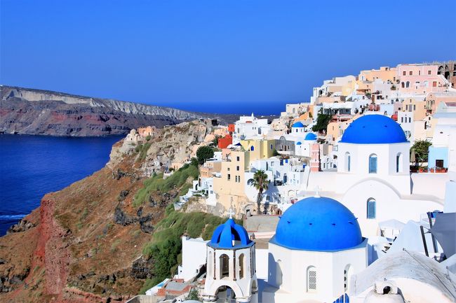 2019年の夏休み、久しぶりに夫が長期休暇を取ることができたので、8日間のギリシャ旅行に行ってきました。写真が趣味になってから、いつかは撮ってみたいと思っていたエーゲ海の風景。そのため、今回はサントリーニ島とミコノス島に宿泊するツアーに参加しました。<br /><br />ギリシャを代表する景勝地は、思い描いていた以上の青い空と碧い海。白い建物とブルードーム、それらを飾るように咲き乱れる花々、全てが絵になる風景を前にシャッターを押しまくりましたが、やはり実際の風景に勝るものはなし。撮った写真を見て、出来の悪さにがっかりしましたが、旅の記録としてご覧いただければ幸いです。<br /><br />サントリーニ島2日目は朝からイアへ。前日行かれなかった場所も含め、カメラ散策です。どこもかしこもフォトジェニックなイアの街。写真の枚数も増える増える（＾＾；）<br /><br />ということで、まるでイアの写真集のようになってしまいましたが、よろしかったらお付き合いください。
