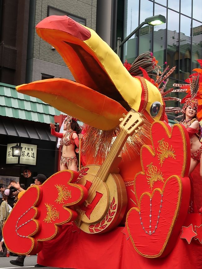 行く夏を惜しんで 浅草サンバカーニバル 東京中日スポーツ <br /> 北半球最大のサンバの祭典「浅草サンバカーニバル」が8月31日、東京都台東区の浅草寺周辺であった。華麗なダンサーらが息の合ったステップを披露し、観客を魅了した。<br /> パレードコンテストには、二つのリーグに計16チームが出場。各チームが「忍者」や「チョコレート」などのテーマを設け、800メートルのコースを40分かけて思い思いに踊り歩いた。最高峰のS1(1部)リーグでは、地元・浅草の「仲見世バルバロス」が優勝し、4連覇を達成した。ほかに、地元小学生のサンバチームなども参加した。<br /> 浅草サンバカーニバルは38回目で、地元の人たちでつくる実行委員会の主催。毎年50万人が訪れる。 2019年9月1日 <br />https://www.tokyo-np.co.jp/article/national/list/201909/CK2019090102000126.html#print より引用<br /><br />浅草サンバカーニバル については・・<br />https://www.asakusa-samba.org/<br /><br />ウニアン・ドス・アマドーリス(通称ウニアン)は関東の大学生を中心に構成されるサンバ団体です。 <br />チームとして1981年に結成され、国内最大のサンバコンテスト「浅草サンバカーニバル」には第1回から出場、過去9回の優勝を果たしました。 <br />チームからはプロのダンサーやミュージシャンも数多く排出しており、若さと経験が同居した日本最大のサンバチームです。<br />ウニアン・ドス・アマドーリス については・・<br />http://uniaodosamadores.com/<br /><br />浅草サンバカーニバル(Asakusa Samba Carnival)は、東京都台東区浅草で行われるサンバのパレード及びコンテストである。第1回は1981年に行われて今日まで続いている。日本で最大のサンバカーニバルのコンテストとして知られる。 <br />浅草サンバカーニバル実行委員会による主催で、毎年8月の最終土曜日に開催される。約50万人の人出がある。 <br /><br />S1リーグでは、リオのカーニバルになぞらえて、パレードの内容を審査員や沿道の観客によるモバイル投票などの採点方式により順位や優勝が競われる。<br />特にトップリーグであるS1リーグでは、エスコーラ・ジ・サンバ(略称:エスコーラ)といわれる大規模なチームによって順位が競われる。これら大規模なチームは、カーホ・アレゴリア(略称:アレゴリア)といわれる大がかりな山車を製作したり、ファンタジアと呼ばれる衣装をブラジルに発注製作したものを使用するなど、大規模に展開するチームが年々多くなっている。 <br /><br />毎年、各チームがEnredo(エンヘード。物語やテーマなどの意)を決め、それに基づいた楽曲や衣装、山車を製作し、それをパレードによって表現し、審査によるコンテスト形式で順位を競うからである。 <br />サンバにおけるパレードは、毎年チームで検討し選んだエンヘードのテーマが優れているか、またそれをいかに全体で表現するかを各チームで競うものである。またサンバパレードと言えば、露出度の高いダンサーが多いと誤解されているが、これも一部に過ぎない。タンガを着て踊るダンサーはパシスタやジスタッキ・ヂ・シャウン、ハイーニャなどと呼ばれるが、これらは少数のパートであり、一つのチームの中には、アーラといわれるパートのグループ分けがいくつもあり、ダンスやパフォーマンスなどいろいろな役割を演じるのが特徴である。 <br />(フリー百科事典『ウィキペディア(Wikipedia)』より引用)<br /><br />G.R.E.S.とは・・<br />日本でも本格的なサンバを志向する集まりが形成されるが、ブラジル本国の呼び方に合わせて、自らをEscola de Samba(俗にエスコーラと略す)と称するのが特徴である。エスコーラ・ジ・サンバは「サンバの学校」と直訳されるが、先生と生徒がいるようなアカデミックな「学校」ではない。近年では、さらにGrêmio Recreativo Escola de Samba(グレーミオ・ヘクレアーチヴォ・エスコーラ・ジ・サンバ、略称:G.R.E.S.)などと称すのが慣わしとなっている。「リクリエーション団体」を意味し、エスコーラ・ジ・サンバは地域に根ざしたコミュニティーの役割を果たしている。 実際は略称で表記・呼称されることが多い。 <br />(フリー百科事典『ウィキペディア(Wikipedia)』より引用)