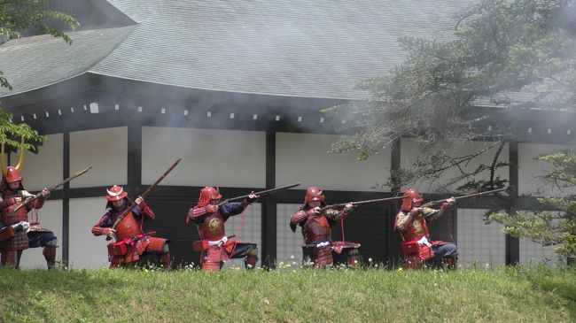 本日はすぐに富山に帰る予定でしたが、彦根城で”彦根鉄砲隊 火縄銃訓練演武”があるということを知り、それを見るために残りました。